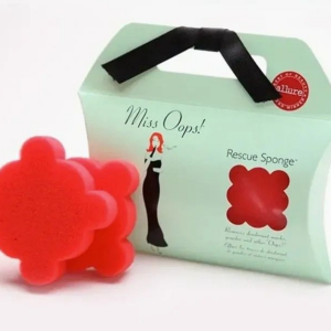 Red flower-shaped makeup sponge with packaging.